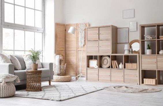 Salón luminoso con estanterías de cubos y módulos de madera clara