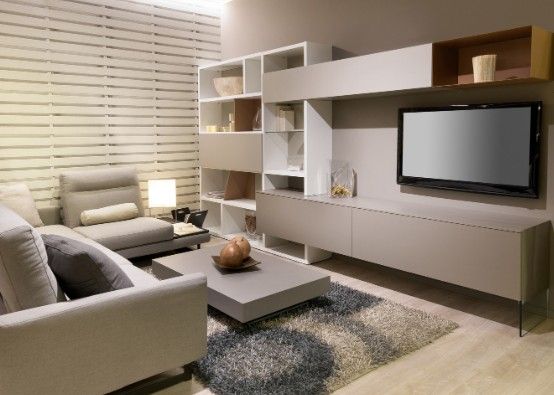 Salón con mueble de TV modular en gris claro, estanterías abiertas y módulos bajos
