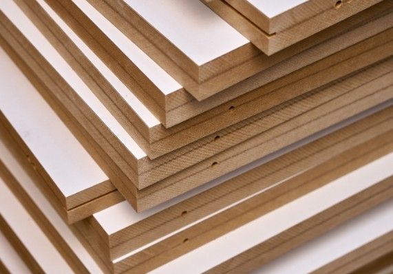 Cantos de tableros de MDF con cara de melamina blanca apilados