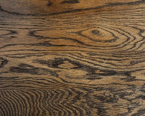 Veta de madera de roble en tono oscuro, vista de cerca